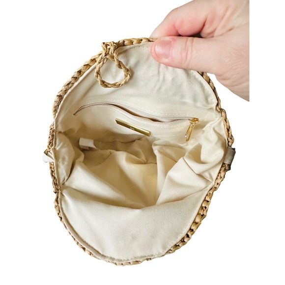 Round Straw Woven Crossbody Bag With Chain Strap Wooden Button Closure - Picture 5 of 6